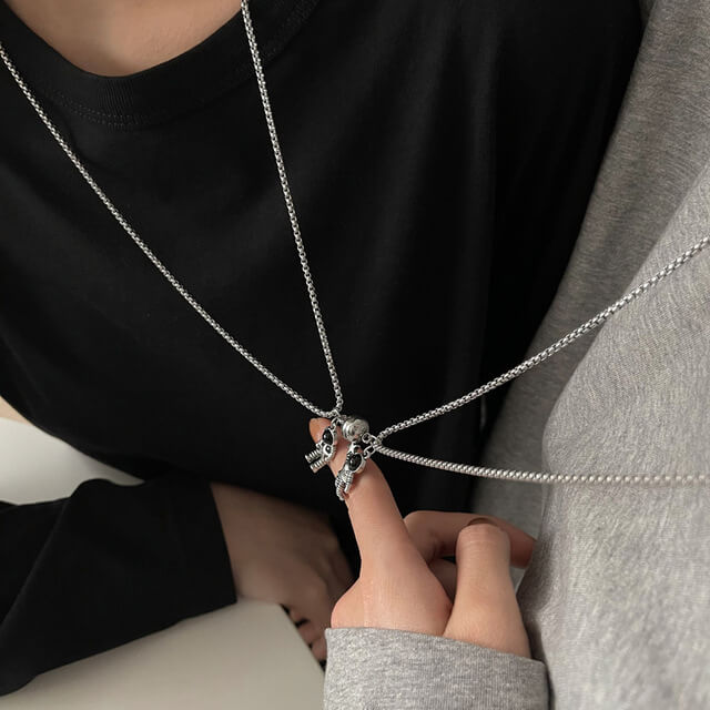 Magnetic Astronaut BFF Necklaces - 2PCS Gold/Silver